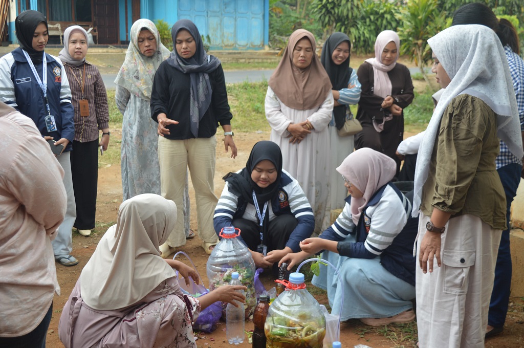 UNDIP Batang Edukasi Pengolahan Sampah Organik di Desa Kluwih