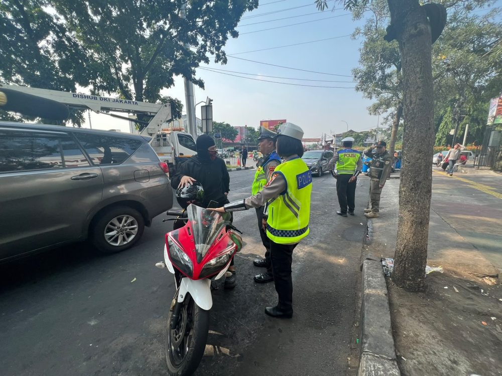 Bahaya dan Aturan Melepas Spion Motor yang Perlu Diketahui