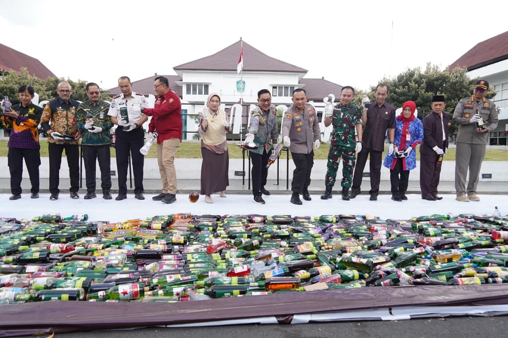 Pemkab Lumajang Musnahkan 3.000 Botol Miras untuk Tegakkan Perda