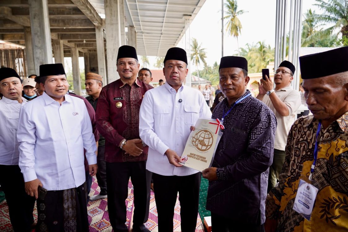 Menteri ATR/BPN Serahkan Sertifikat Wakaf dan Bantuan untuk Masjid di Aceh Tamiang