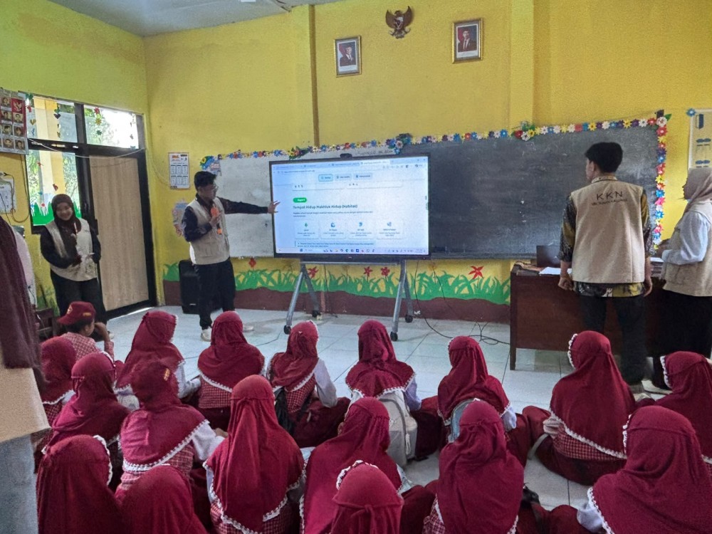 Mahasiswa UIN Sunan Kalijaga Perkenalkan Platform Siberhibah di SDN Sumberwuluh 05