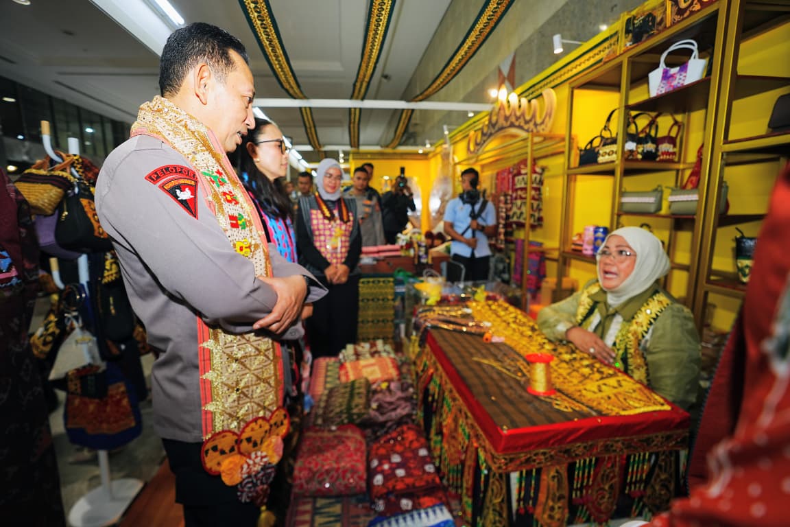 Kapolri dan Ketua Umum Bhayangkari Kunjungi Bazar Kreasi Bhayangkari Nusantara 2026