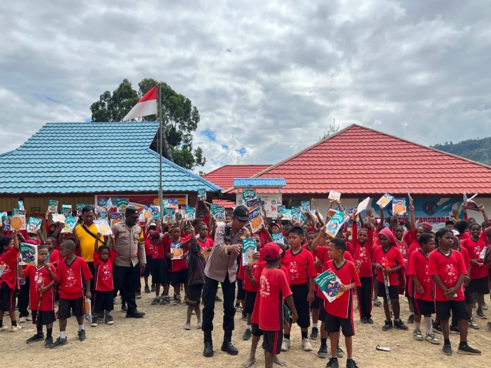 Sat Binmas Polres Tolikara Dorong Semangat Belajar Anak Lewat Sistem Door to Door