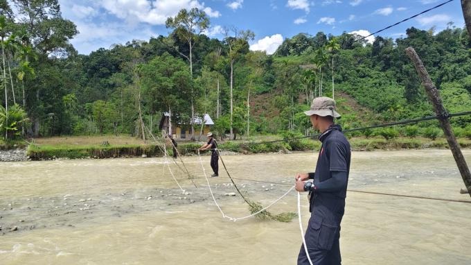 Brimob Polda Aceh Bangun Jembatan Gantung di Desa Sikundo