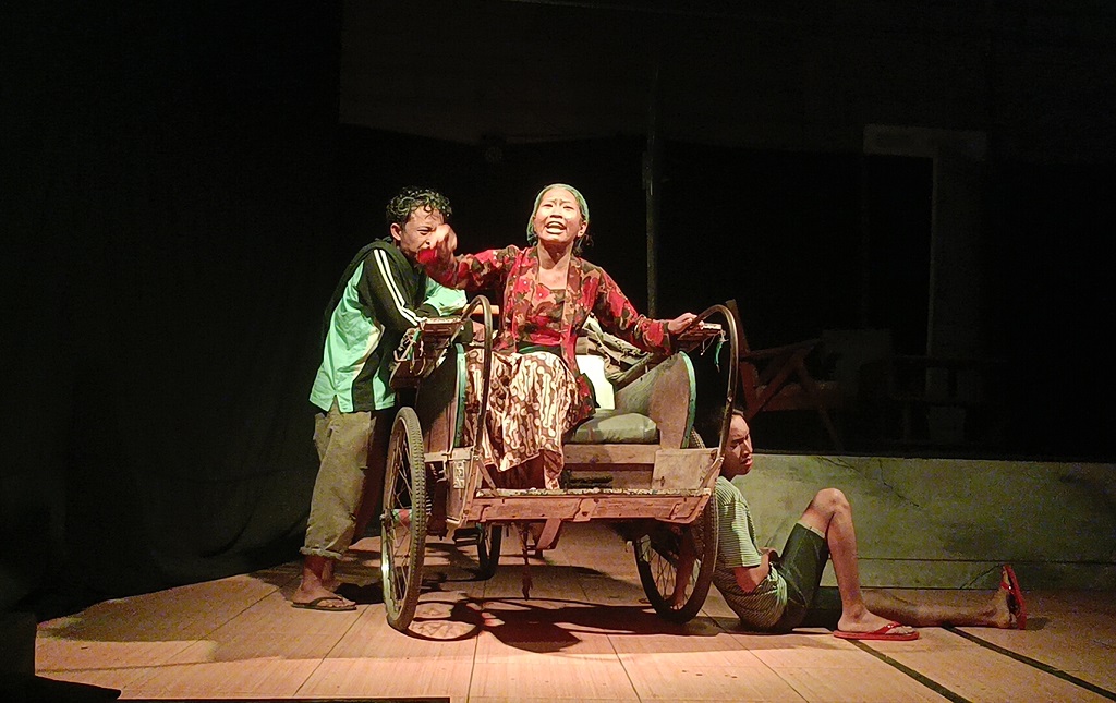 Teater Jaten Pentaskan Lurung Kalabendu untuk Edukasi Pengelolaan Keuangan