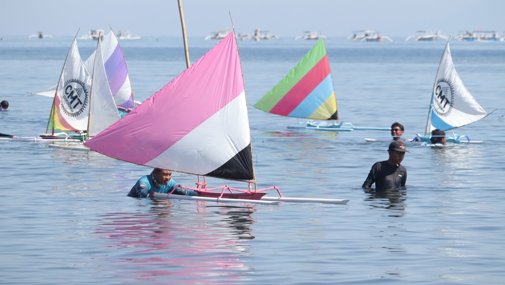 Ribuan Perahu Layar Mini Berlaga di Pantai Tasik Madu Lovina