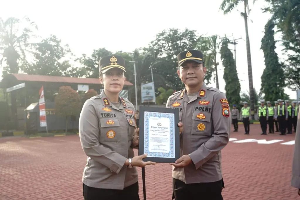 Kapolres Karimun Anugerahkan Penghargaan kepada Personel Berprestasi