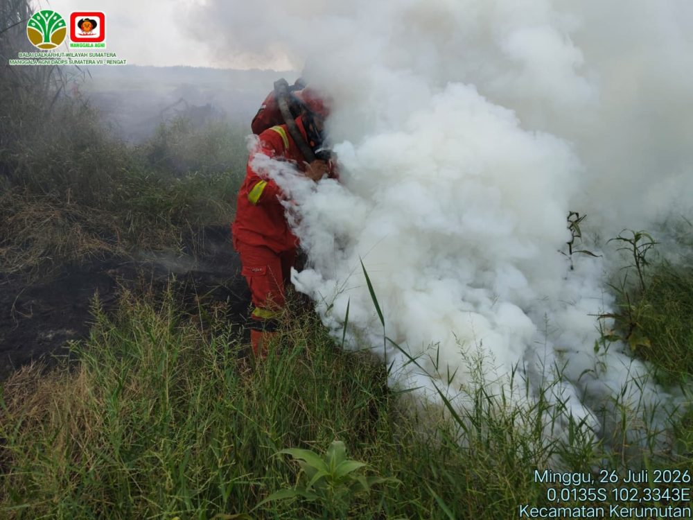 Pemadaman Kebakaran Hutan di Desa Mak Teduh Berhasil Kendalikan Titik Api