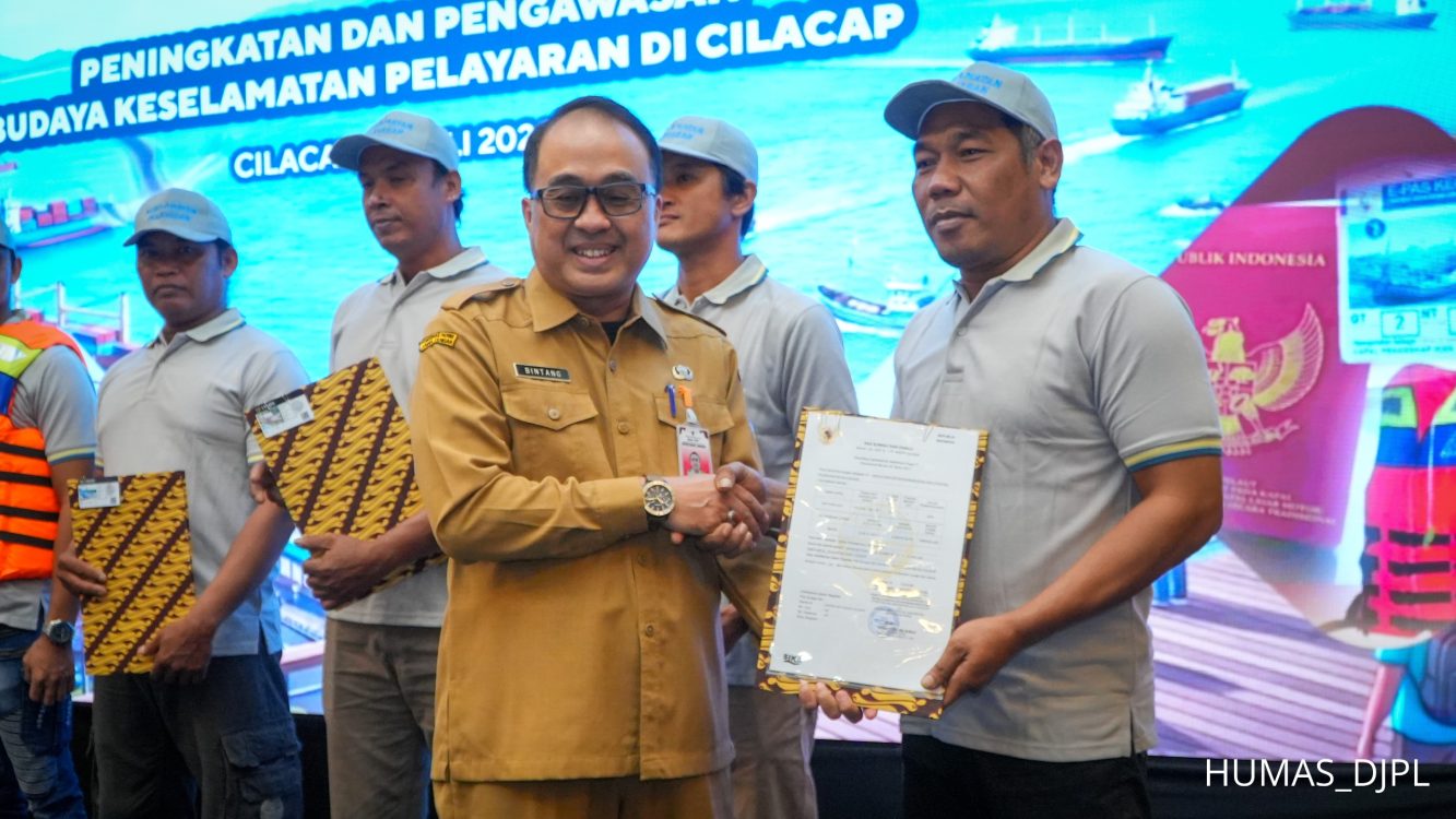 Kemenhub Tingkatkan Keselamatan Pelayaran di Cilacap dengan Pembagian Life Jacket