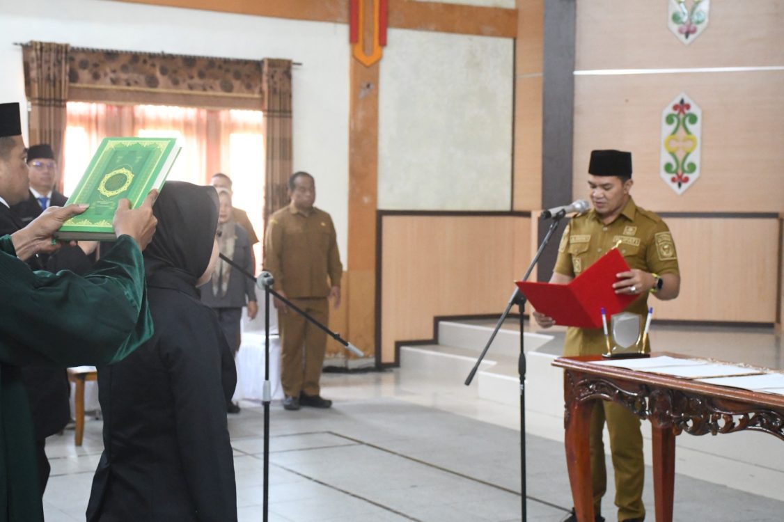 Bupati Pulang Pisau Lantik 130 Pejabat Baru, Tekankan Efisiensi Pelayanan
