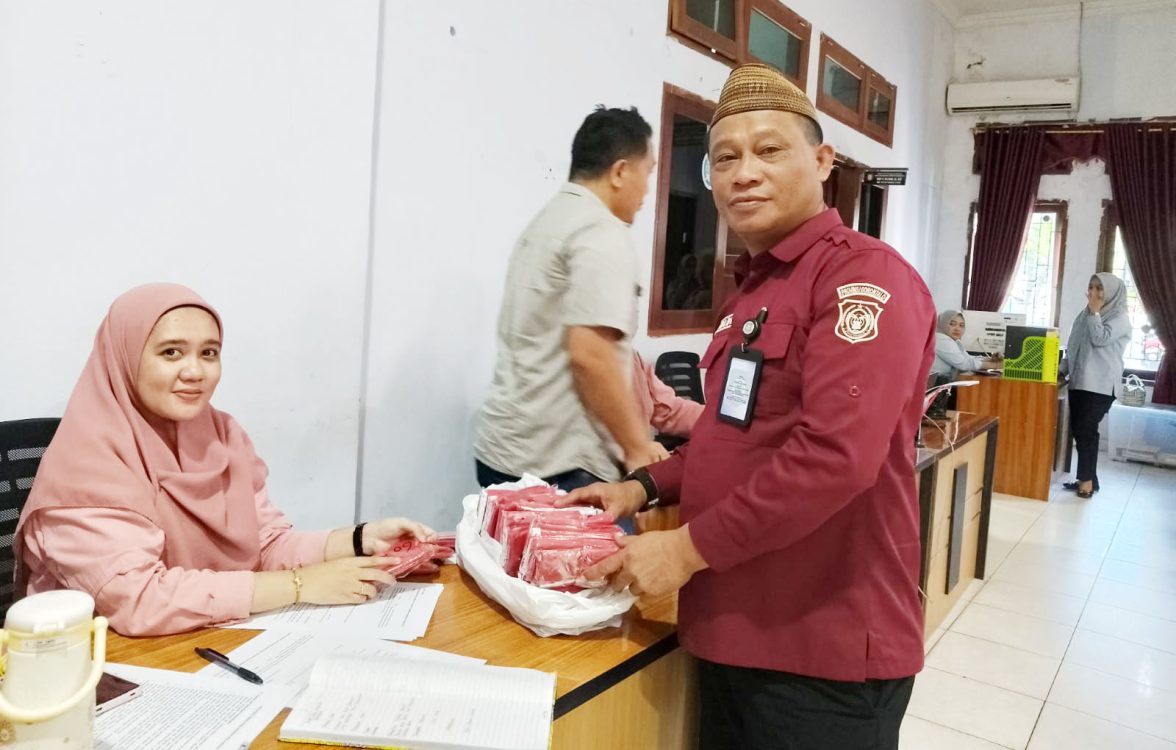 Diskoperindag Gorontalo Distribusikan Bendera Merah Putih untuk HUT RI ke-81