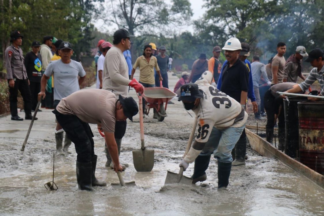 Warga Mimika dan Satgas Ops Damai Cartenz Bersama-sama Tingkatkan Akses Pemakaman