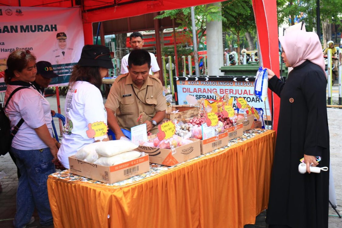 Antusiasme Warga Sambut Gerakan Pangan Murah di Probolinggo