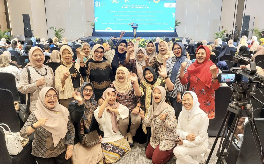 Peserta Antusias Serbu Photo Booth She-Connects di Surabaya