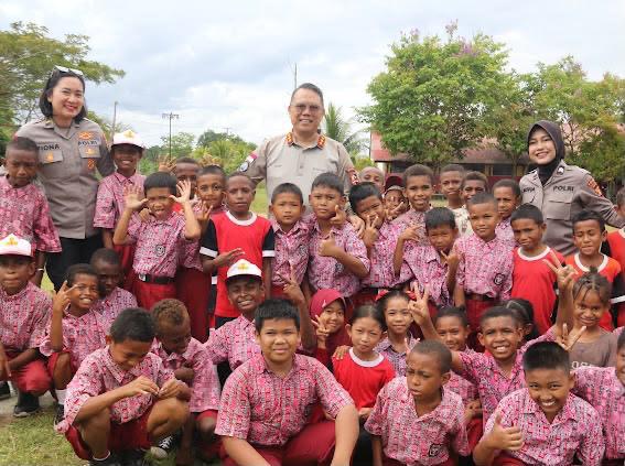 Satgas Damai Cartenz Berikan Bantuan dan Edukasi di Sarmi