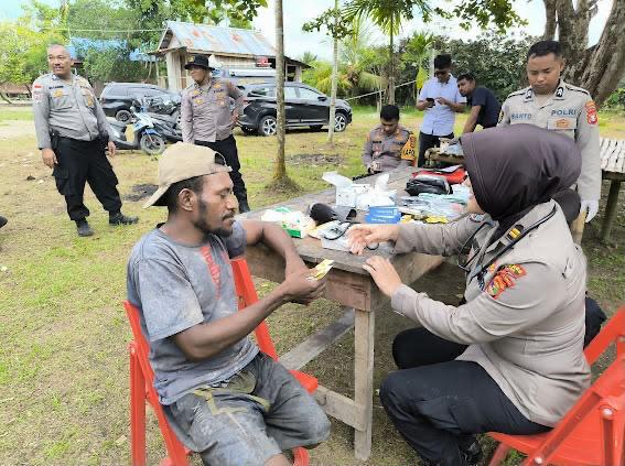 Satgas Damai Cartenz Laksanakan Layanan Kesehatan di Kampung Waaf