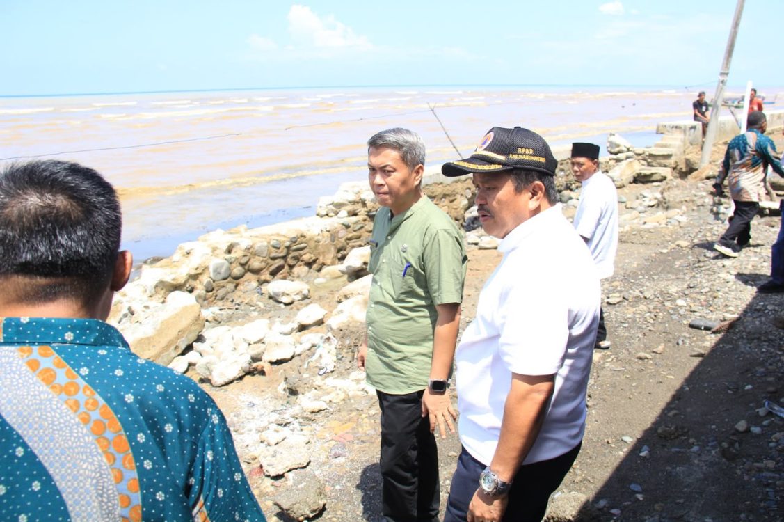 Wakil Bupati Parigi Moutong Tinjau Dampak Abrasi di Pantai Sidoan