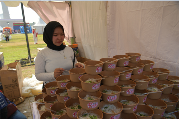 : Salah satu stan kuliner dalam Pesta Rakyat HUT ke-81 Kemerdekaan Republik Indonesia di kawasan Monumen Nasional (Monas), Senin (17/8/2026). Menteri UMKM Maman Abdurrahman mengatakan keterlibatan UMKM dalam perayaan kemerdekaan juga menjadi momentum untuk mendorong masyarakat semakin mencintai dan mendukung produk Indonesia. Infopublik/Amiriyandi