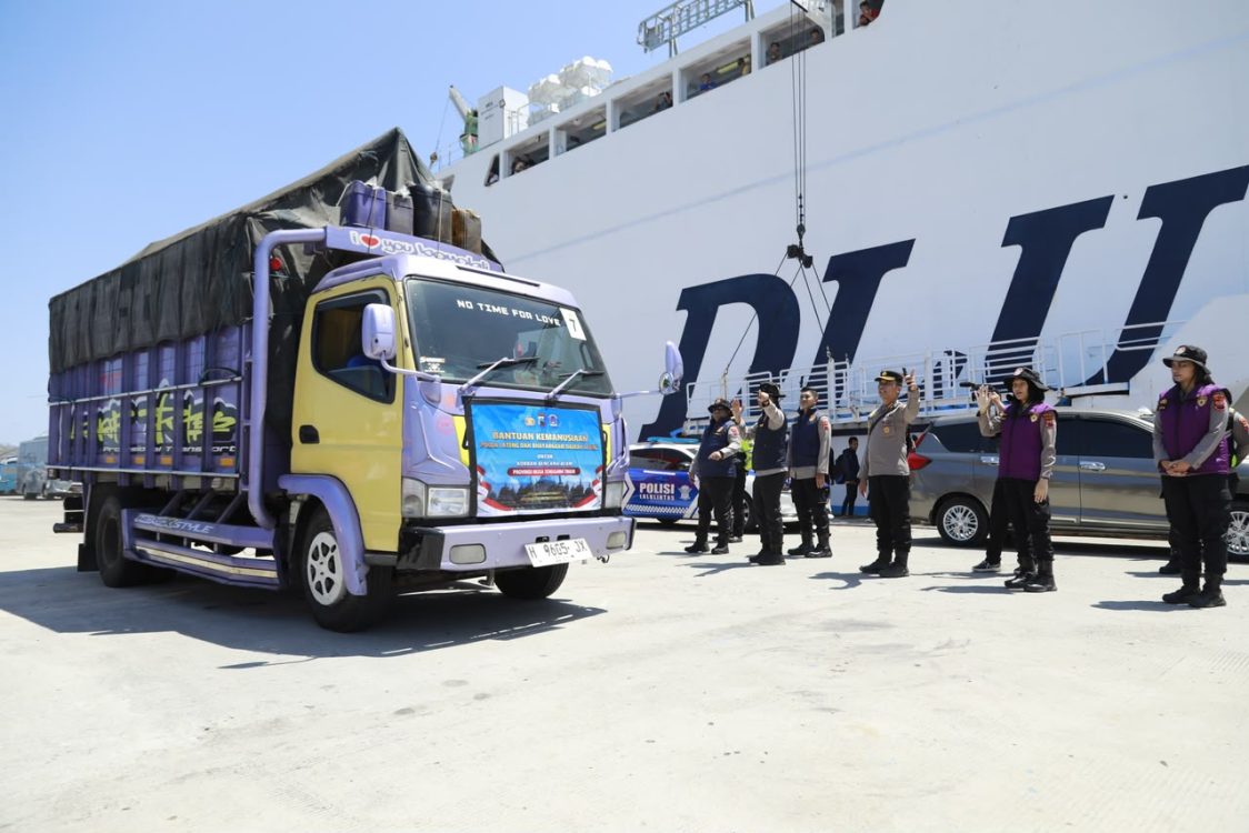 12 Truk Bantuan Polda Jateng Tiba di Labuan Bajo, Siap Disalurkan untuk Warga Terdampak Gempa NTT