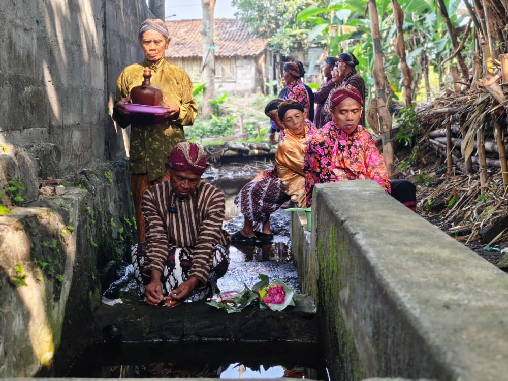 : Prosesi pengambilan air dari tujuh sumber mata air menjadi bagian penting dalam rangkaian Merti Dusun Dayakan ke-16 di Kalurahan Sardonoharjo, Kapanewon Ngaglik, Jumat (7/8/2026).