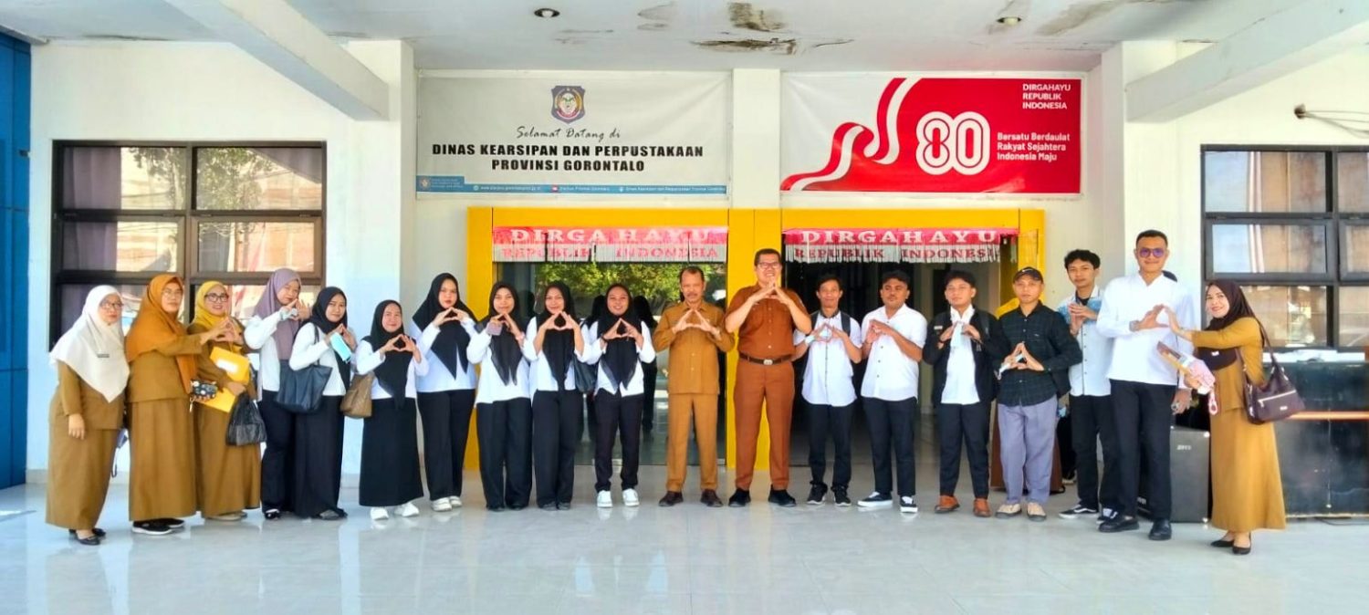 : Pelepasan petugas penata arsip oleh Kepala Dinas Kearsipan dan Perpustakaan Provinsi Gorontalo Ridwan Hemeto untuk melaksanakan tugas pendampingan penataan arsip. (foto PPID)