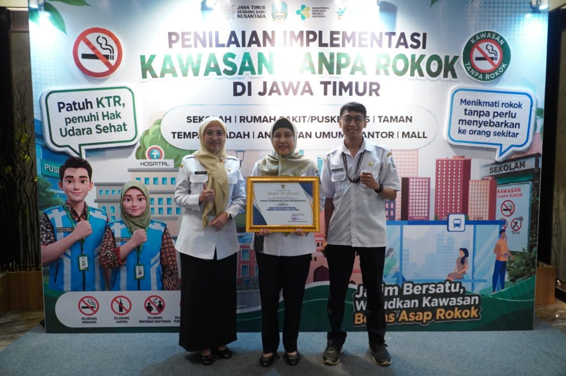 : Dinas Komunikasi dan Informatika Provinsi Jawa Timur yang berhasil meraih Terbaik 2 Implementasi Kawasan Tanpa Rokok di Jawa Timur untuk Tatanan Tempat Kerja. Penghargaan diterima langsung Sekretaris Dinas Kominfo Jatim, Suharlina Kusuma Wardani. - Foto: Mc.Jatim
