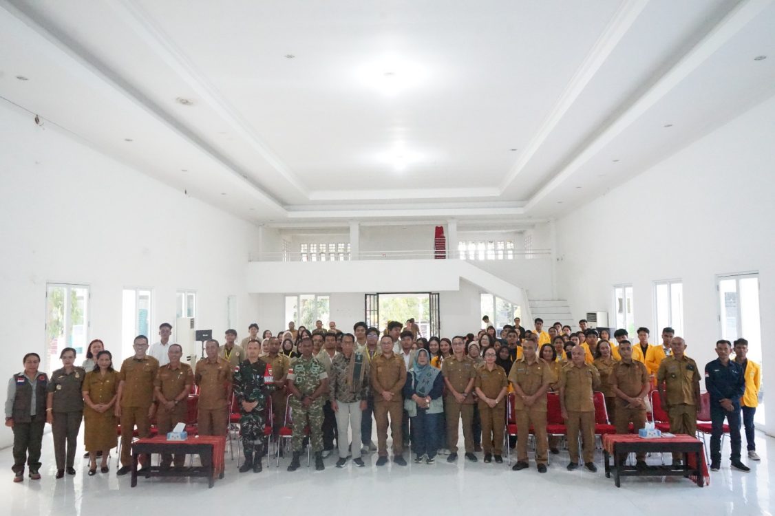 : Pemerintah Kabupaten Belu dalam hal ini Wakil Bupati Belu, Vicente Hornai Gonsalves, secara resmi menggelar kegiatan penutupan dan penarikan mahasiswa Kuliah Kerja Nyata Pembelajaran Pemberdayaan Masyarakat (KKN-PPM) kolaborasi antara Universitas Gadjah Mada (UGM), Yogyakarta dan Universitas Nusa Cendana (Undana), Kupang yang berlangsung di Gedung Wanita Betelalenok Atambua. (foto: MC Belu)