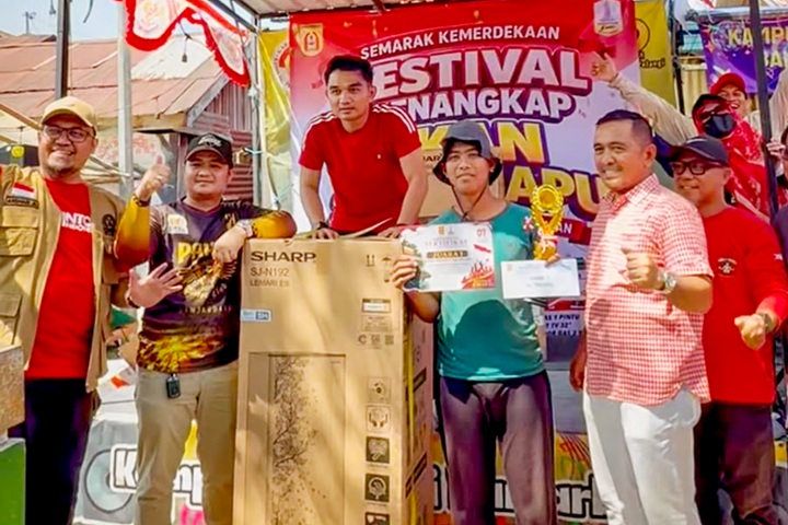 : Momen apresiasi penghargaan kepada peserta Festival Tangkap Ikan Sapu-Sapu. Foto: Mc.Banjarbaru