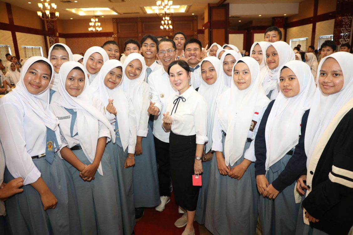 : Wali kota Batam, Amsakar Achmad dan Wakil Wali kota Batam, Li Claudia Chandra, bersama sejumlah pelajar saat sosialisasi beasiswa perguruan tinggi, belum lama ini. Dok HUMAS DISKOMINFO BATAM