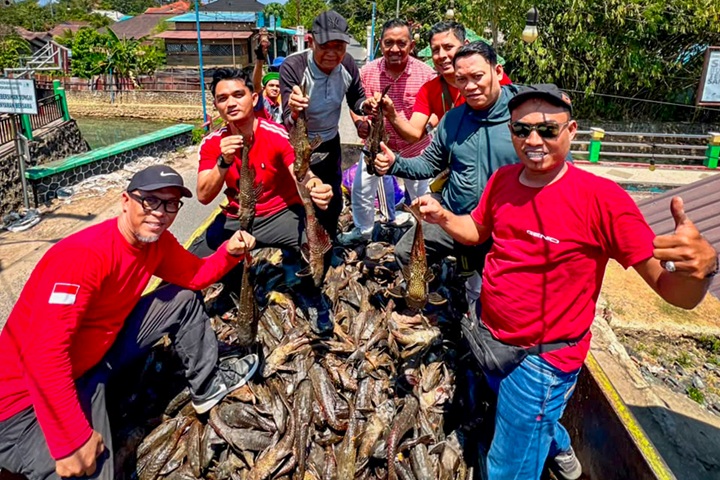 : Momen antusiasme dari peserta Festival Menangkap Ikan Sapu-Sapu. Foto: Mc.Banjarbaru