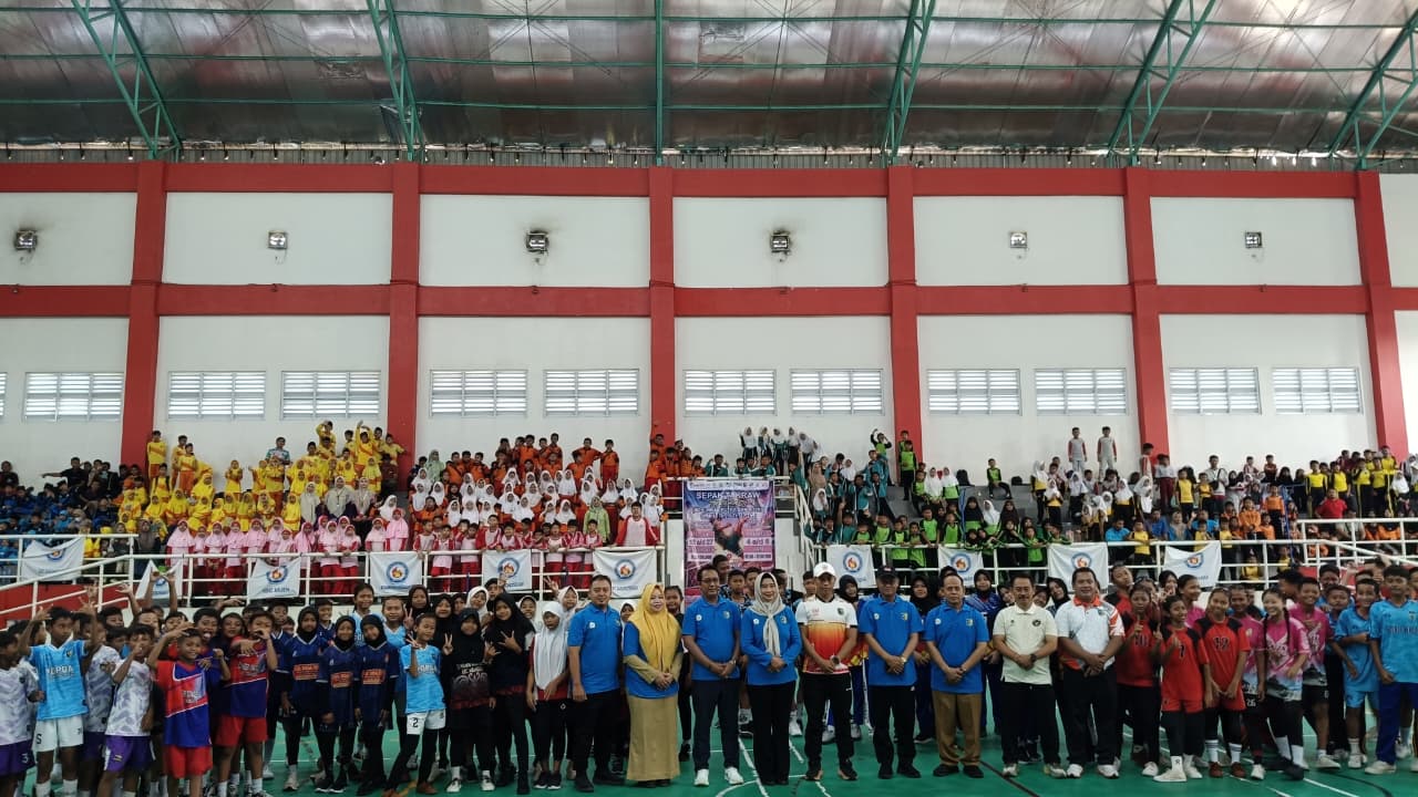 : Kurang lebih sekitar 300 atlit sepak takraw Kabupaten Demak mengikuti upacara pembukaan Kejuaraan Kabupaten (Kejurkab) sepak takraw, untuk tingkat pelajar SD/MI, SMP/MTS, SMA/SMK/MA se Kabupaten Demak 2026.- Foto:Mc.Demak.