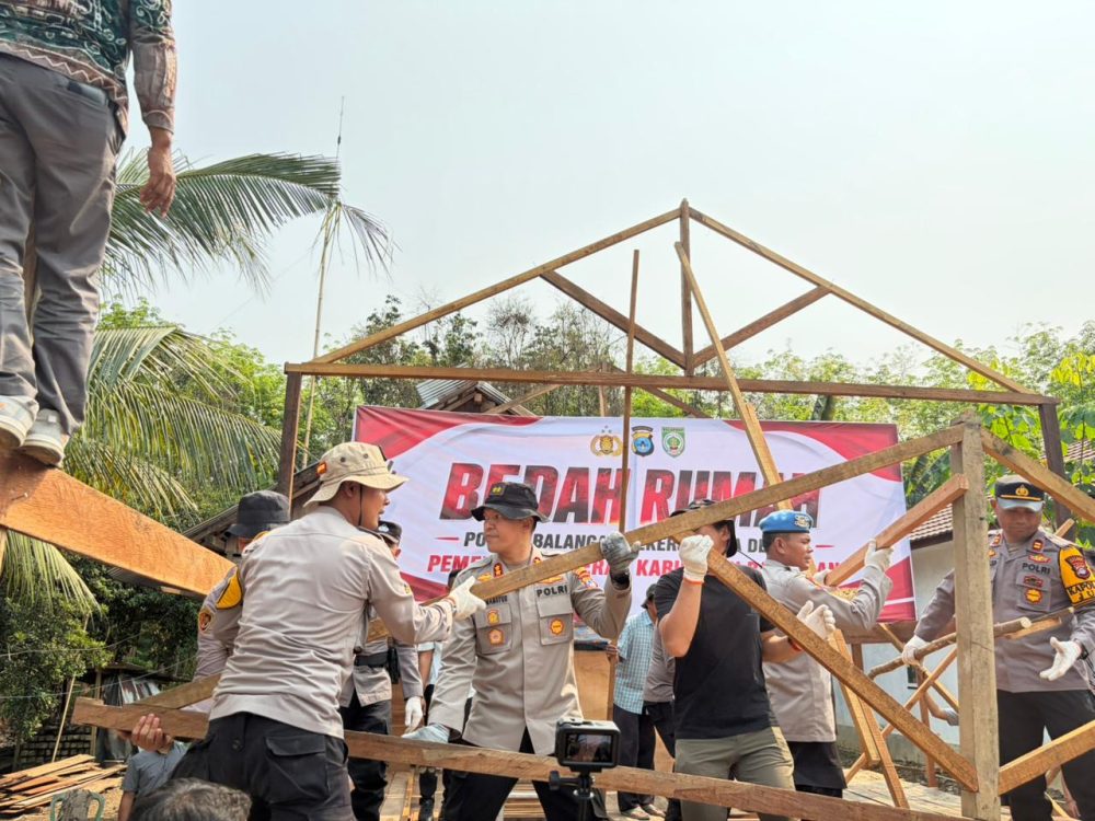 : Kapolres Balangan beserta jajaran tengah bahu membahu laksakan bedah rumah. -Foto: Mc.Balangan