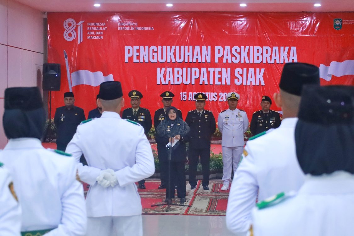 : Bupati Siak, Afni Zulkifli saat mengukuhkan 32 Paskibraka Kabupaten Siak, di Gedung Tengku Mahratu, Sabtu (15/8/2026)/ (Yanto/Humas Siak)