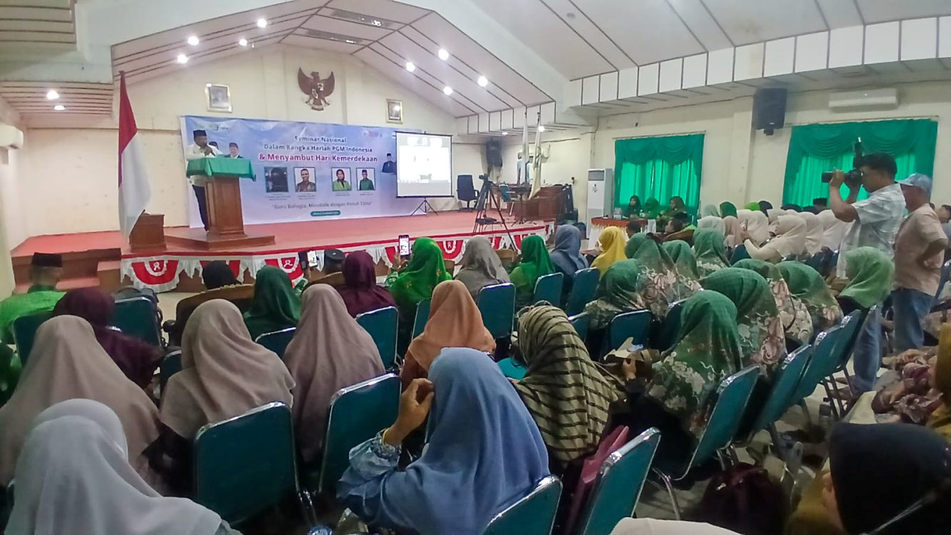 : Bupati Bireuen, Mukhlis, saat membuka Seminar Nasional bertajuk “Guru Mendidik dengan Cinta” yang digelar dalam rangka Hari Lahir (Harlah) ke-18 Perkumpulan Guru Madrasah (PGM) Indonesia di Aula Setdakab Lama Bireuen, Sabtu (8/8/2026). - Foto: Mc.Bireuen
