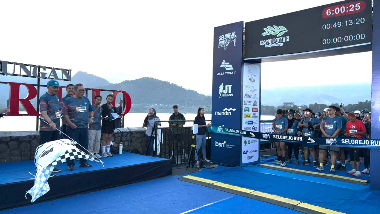 : Sekitar 700 pelari meramaikan Selorejo Run Challenge 2026 yang digelar Perum Jasa Tirta I (PJT I) di kawasan Waduk Selorejo, Ngantang, Kabupaten Malang, Minggu (9/8/2026). Mengusung konsep “Run with View” dan semangat “JEJAK: Jaga Ekosistem, Jaga Air Kita”, kegiatan tersebut memadukan olahraga, wisata, edukasi lingkungan, sekaligus pemberdayaan masyarakat dan UMKM lokal. - Foto: Mc.Jatim