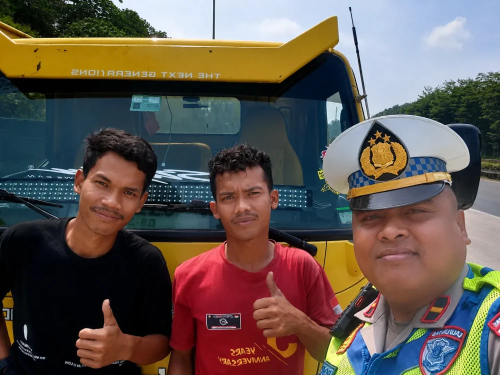 Bahu Jalan Bukan Tempat Beristirahat, PJR Jagorawi Edukasi Pengemudi Demi Keselamatan