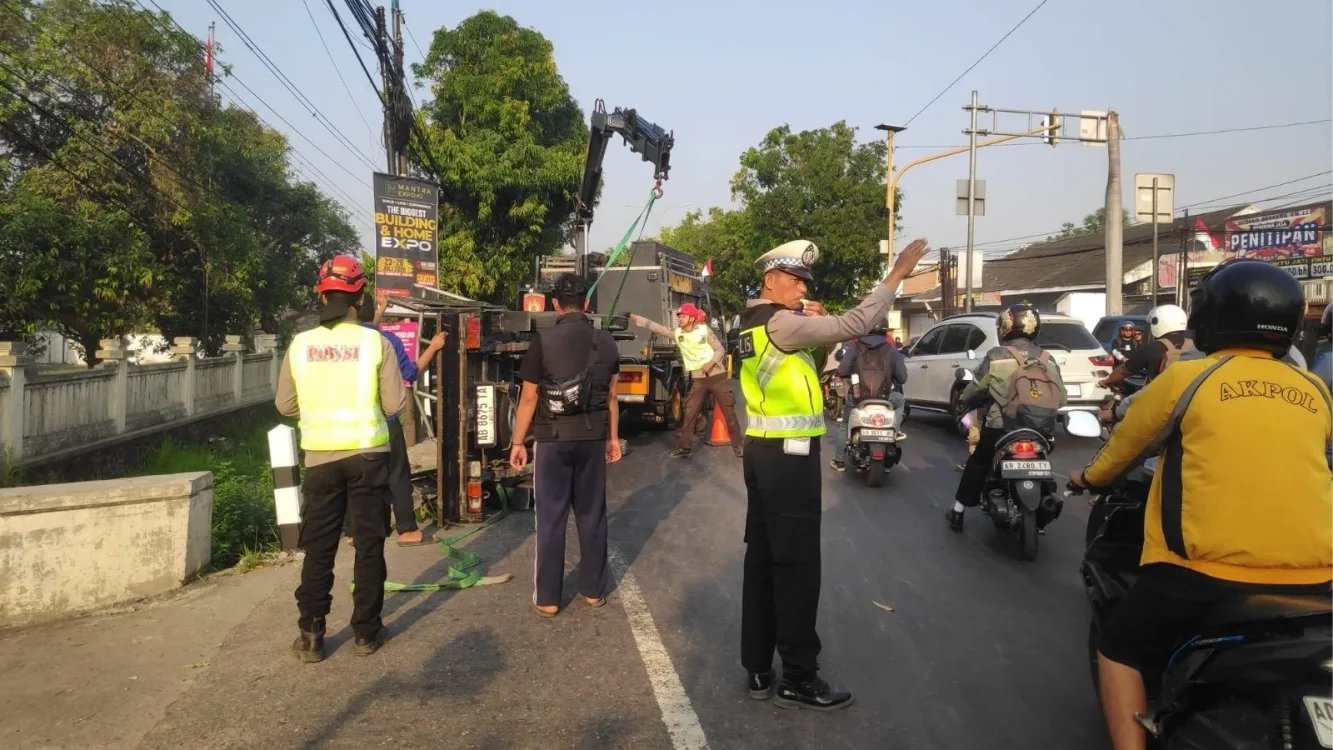 Bus Tabrak Pick Up di Jalan Solo Sleman, Kendaraan Terpental Masuk Parit