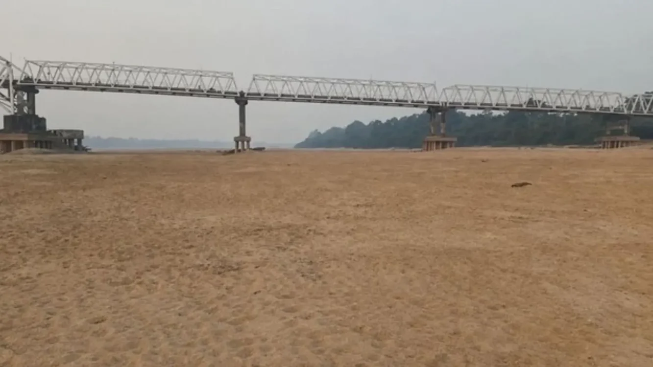 Debit Sungai Barito Menyusut saat Kemarau, Kapal Masih Bisa Melintas di Alur Utama