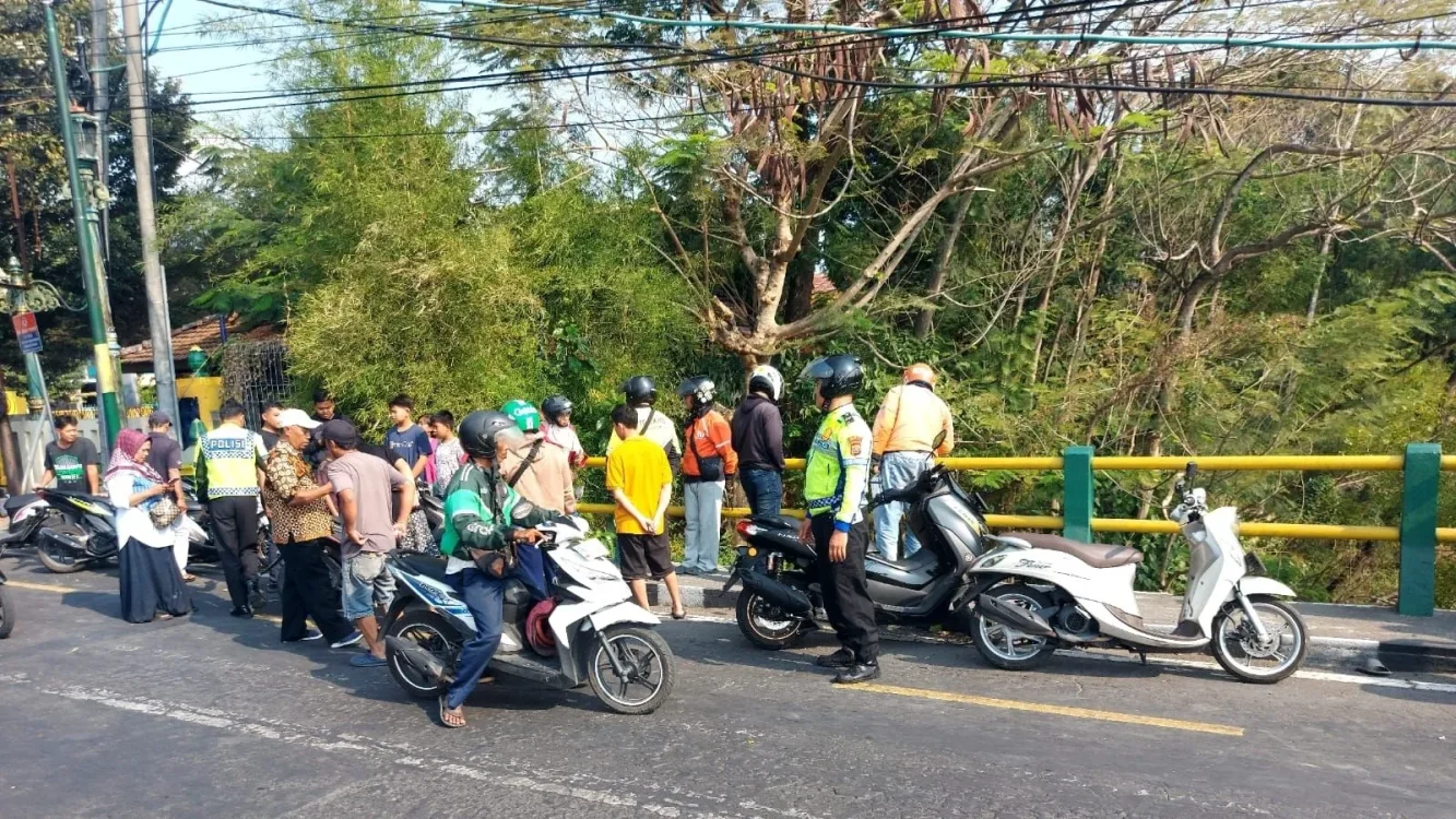 Geger di Jembatan Winong Kotagede, Pemotor Tabrak Pagar lalu Jatuh ke Sungai