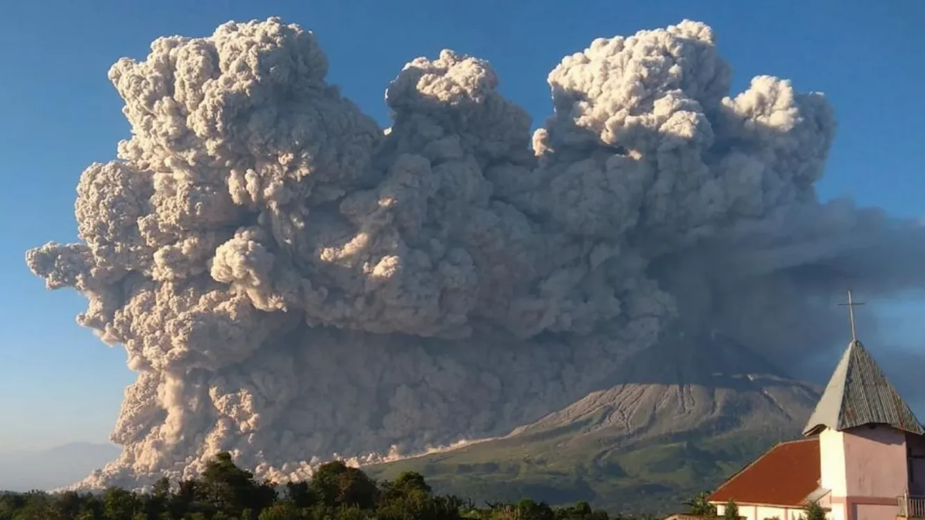 Gunung Sinabung Erupsi Warga Waspadai Lahar di Aliran Sungai