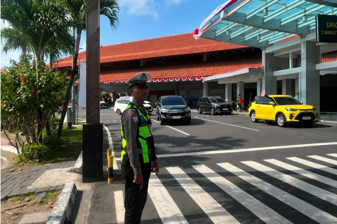 Jaga Kelancaran Mobilitas Penumpang, Satlantas Bandara Ngurah Rai Perkuat Pengaturan Lalu Lintas