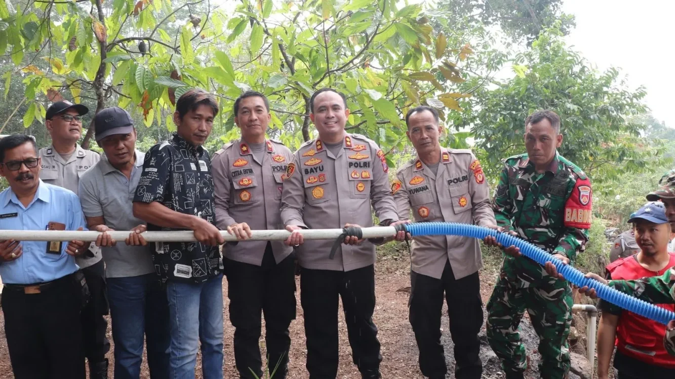 Kapolres Bantul AKBP Bayu Puji Hariyanto bersama jajaran kepolisian, TNI, pemerintah setempat, dan masyarakat menyalurkan air bersih di Dusun Pancuran, Kalurahan Terong, Kapanewon Dlingo, Bantul, Selasa (4/8/2026). Sebanyak 25.000 liter air bersih didistribusikan kepada 167 kepala keluarga yang terdampak krisis air akibat musim kemarau.