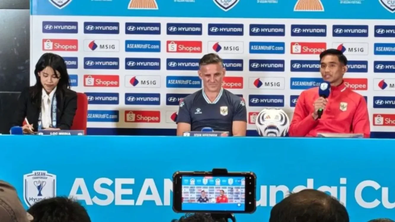 Kapten tim nasional sepak bola Indonesia RIzky Ridho (kanan) memberikan keterangan dalam konferensi pers menjelang laga lanjutan Grup A Piala AFF 2026 kontra Vietnam di Stadion Utama Gelora Bung Karno (SUGBK), Senayan, Jakarta, Minggu (2/8/2026).