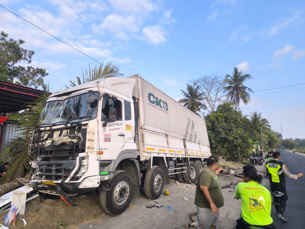 Kecelakaan Dvini Hari di Jalan Daendels Kulon Progo, Truk Tronton Hantam Warung