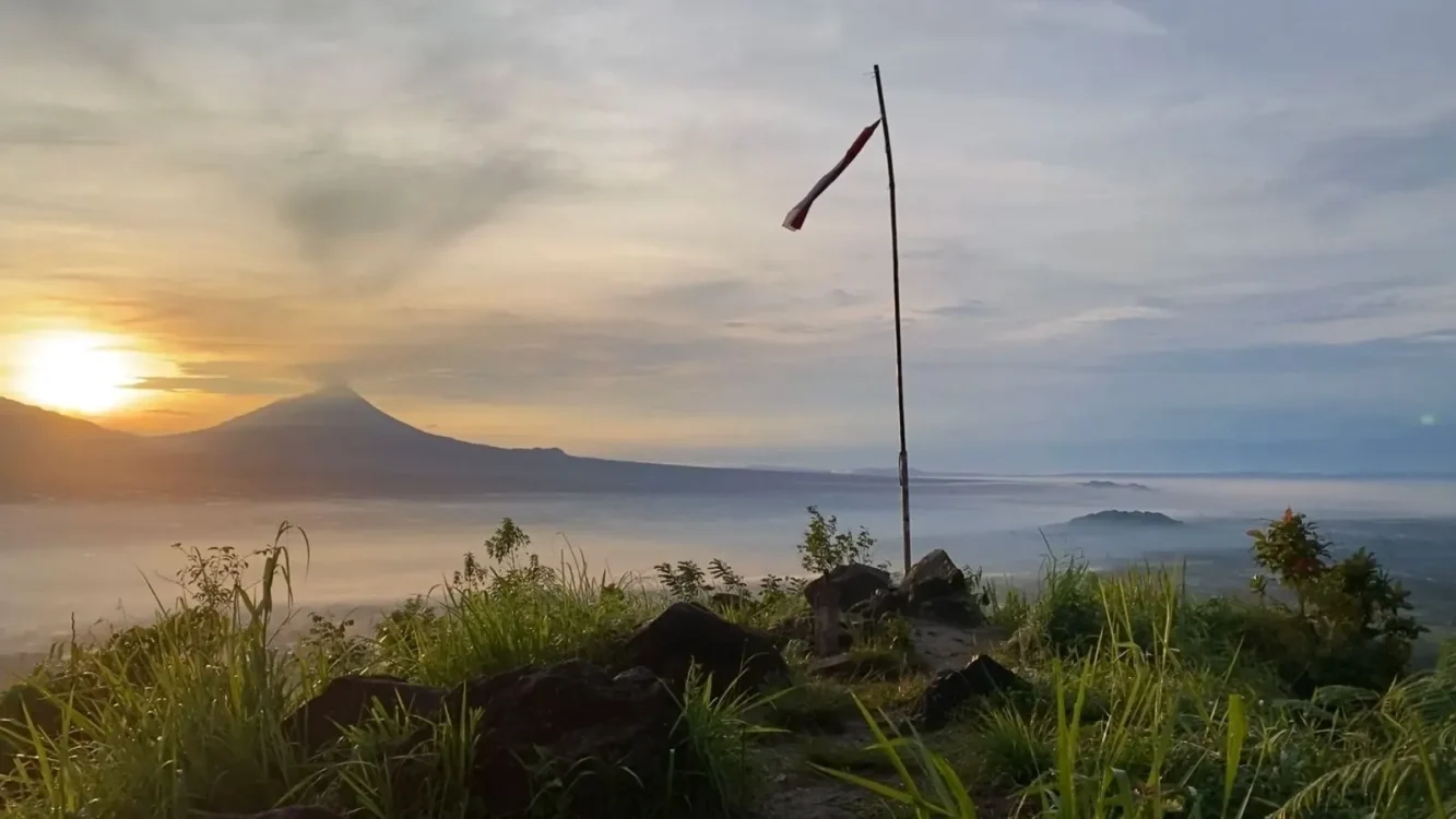 Menjelajahi Gunung Giyanti Magelang, Jalur Motor hingga Puncak di Tengah Hutan Pinus