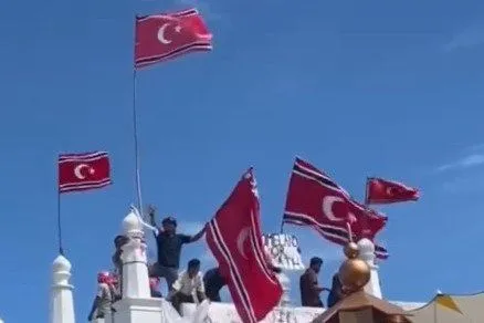 Pengibaran bendera Bulan Bintang dalam peringatan Hari Damai Aceh