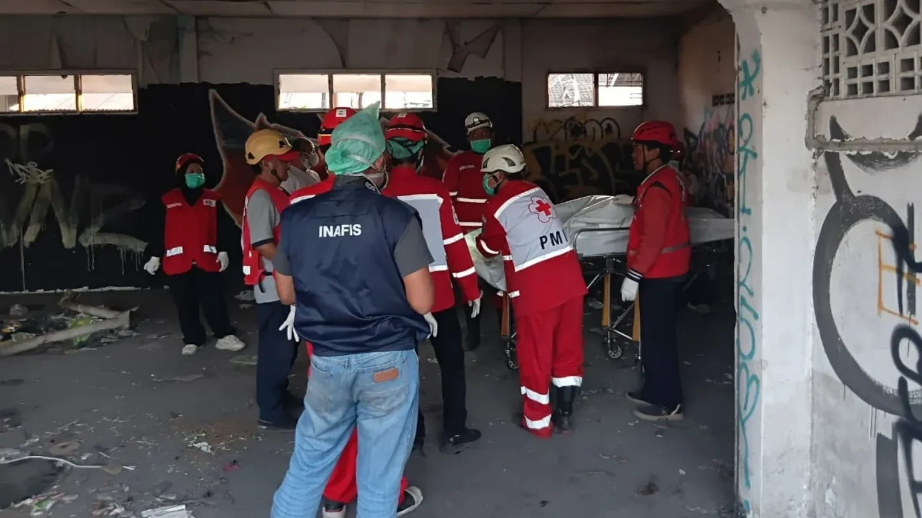 Petugas Tim Inafis Polresta Sleman bersama PMI mengevakuasi jenazah yang ditemukan di sebuah bangunan kosong di kawasan Jombor Kidul, Sinduadi, Mlati, Sleman, Kamis (6/8/2026). Jenazah selanjutnya dibawa ke RS Bhayangkara untuk proses identifikasi dan pemeriksaan lebih lanjut.