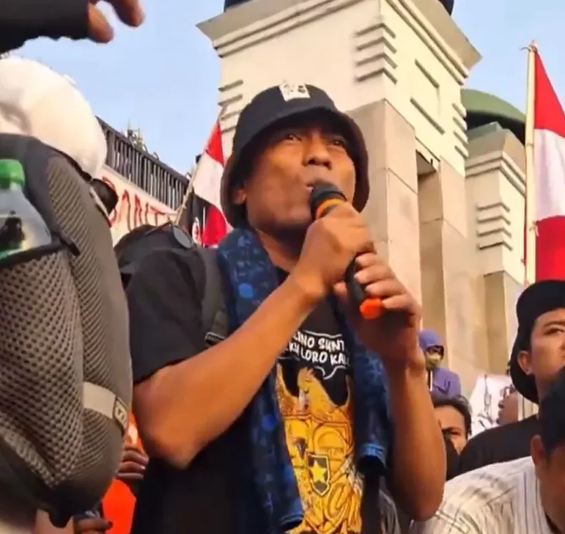 Demo Gedung DPR 27 Agustus: Massa Berdatangan, Jalan Dialihkan