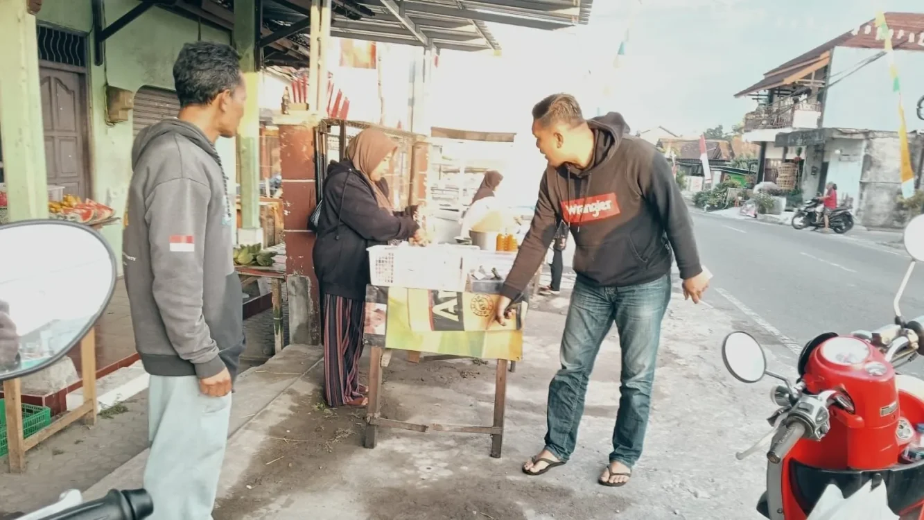 Sejumlah warga menunjukkan lokasi terjadinya pencurian dengan kekerasan di Jalan Balong–Degolan, Dusun Kembangan, Candibinangun, Pakem, Sleman, Rabu (5/8/2026).