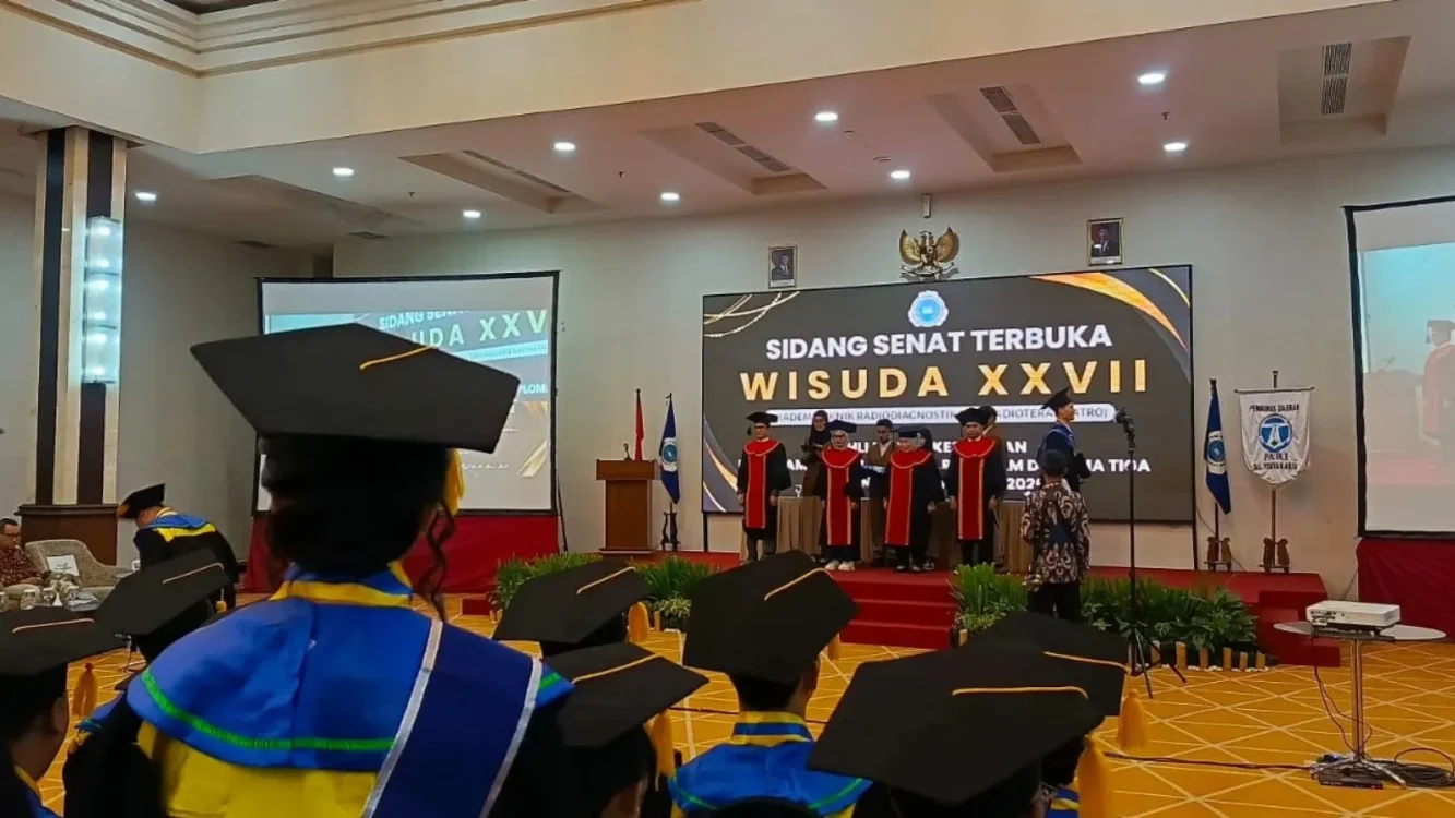 Suasana Sidang Senat Terbuka Wisuda XXVII Akademi Teknik Radiodiagnostik dan Radioterapi (ATRO) Yogyakarta di Ayodya Ballroom Hotel Indoluxe Yogyakarta, Sabtu (22/8/2026). Sebanyak 52 mahasiswa mengikuti prosesi wisuda pada tahun ini, dengan seluruh lulusan tercatat lulus 100 persen Ujian Kompetensi Nasional (Ukomnas). (Foto: Headline.co.id)